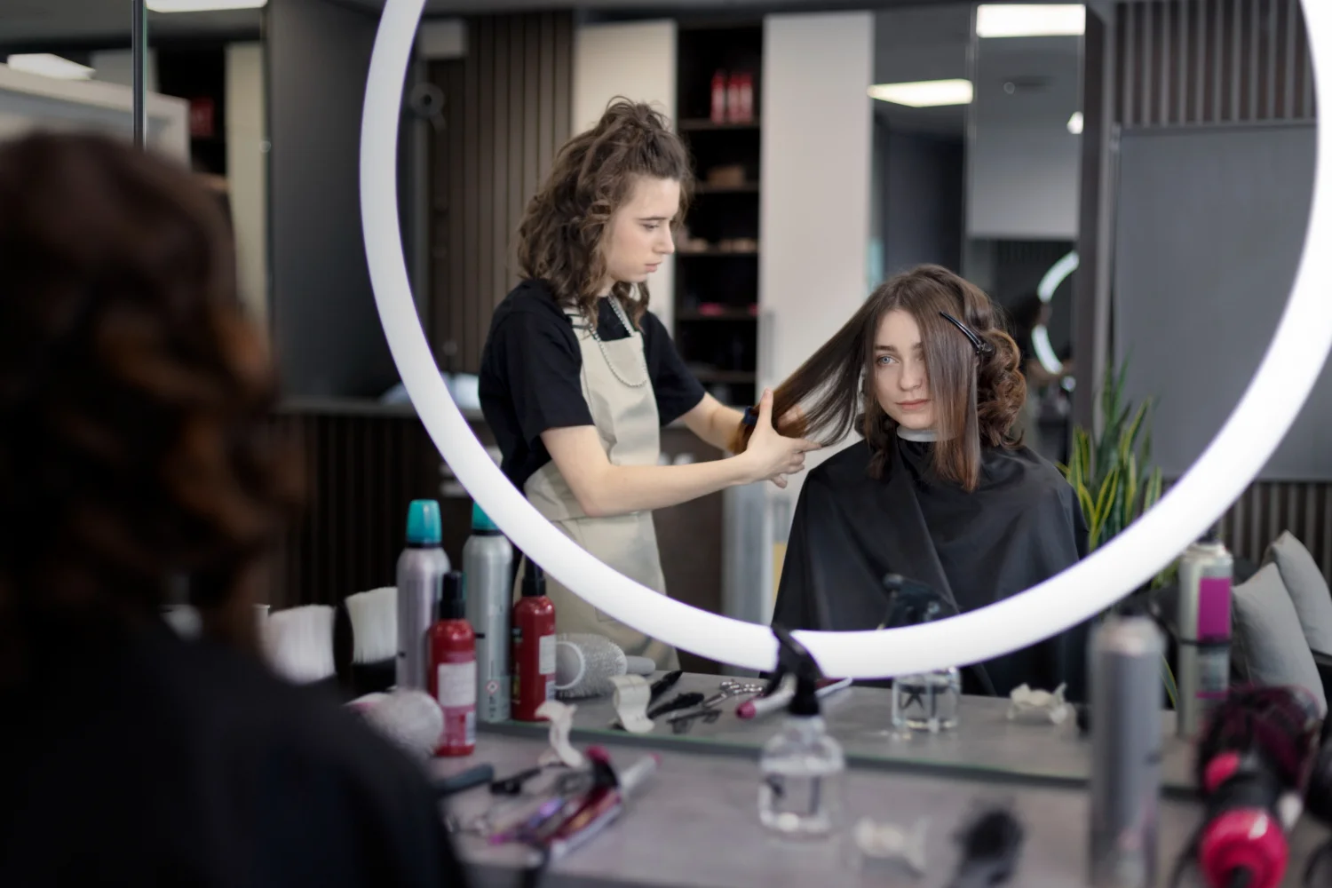 Peluquera peinando clienta